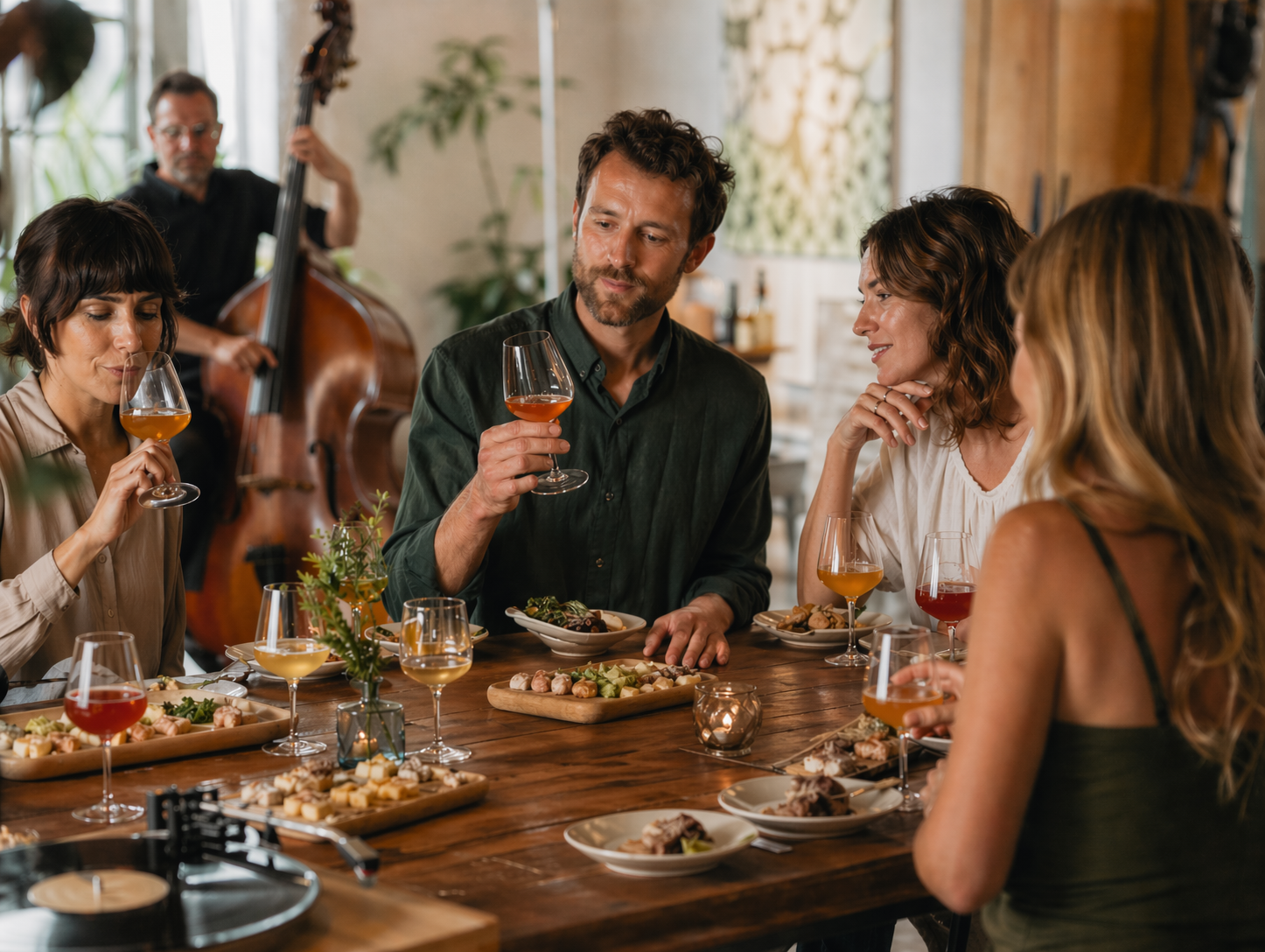 Grupo de amigos disfrutando de un maridaje con música en directo